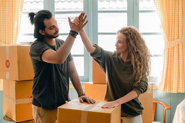 זוג חוגג את התחלת השלב החדש לאחר איחוד הלוואות למשקי בית, כמטאפורה לניהול כלכלי.